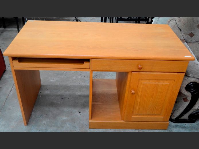 OAK SINGLE DOOR, SINGLE DRAWER DESK WITH PULL-OUT KEYBOARD TRAY, 140 x 65 x 80cm