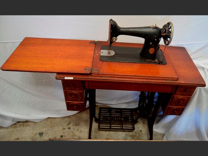 VINTAGE SINGER SEWING MACHINE IN CAST IRON & OAK FINISH CABINET, 87 x 41 x 78cm