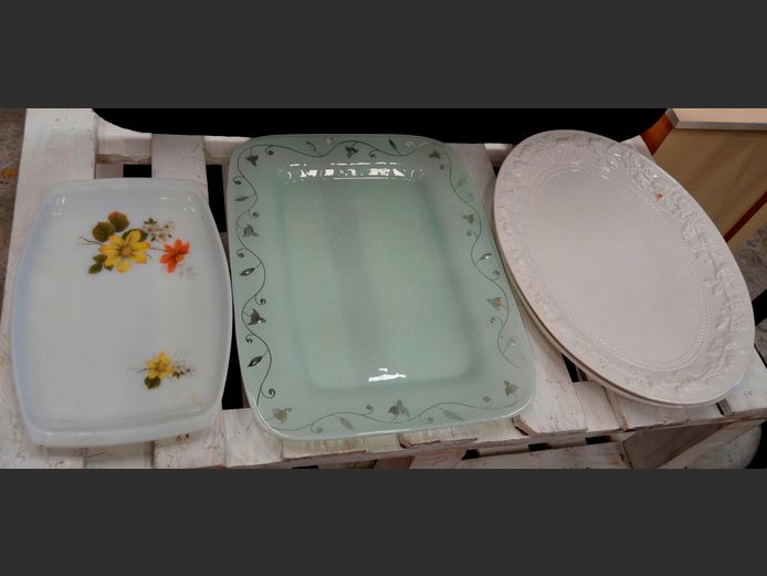 LOT: 2 x LARGE WHITE PLATTERS, FROSTED GLASS PLATTERS, etc