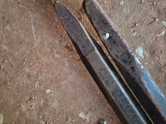 2 X PINCH BARS
