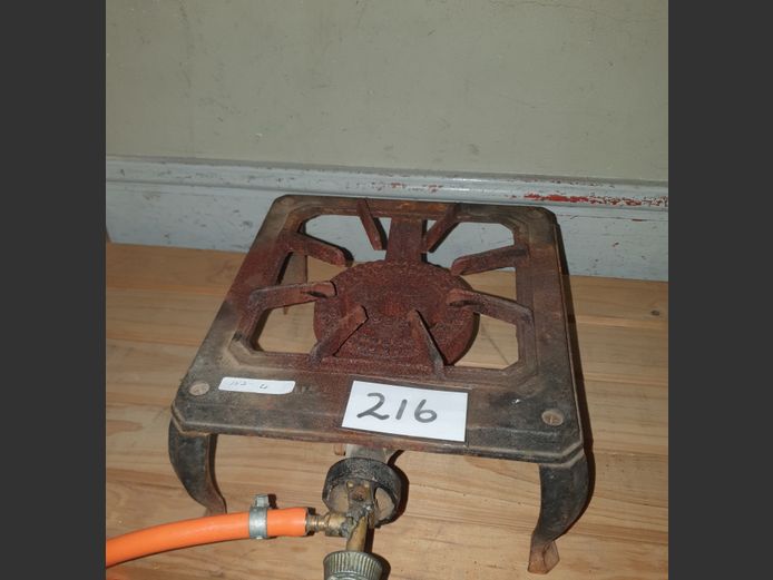 CAST IRON SINGLE BURNER GAS BOILER WITH PIPE & REGULATOR