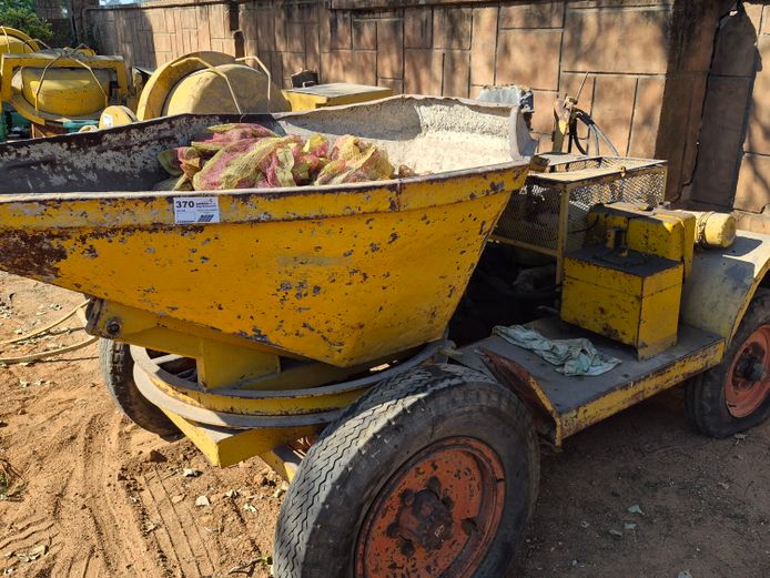 CONCRETE DUMPER 2 CYLINDER PETTER ENGINE (ENGINE TURNS)