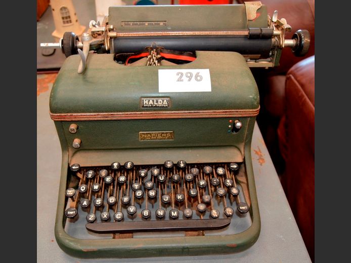 HALDA VINTAGE TYPEWRITER [In need of restoration]