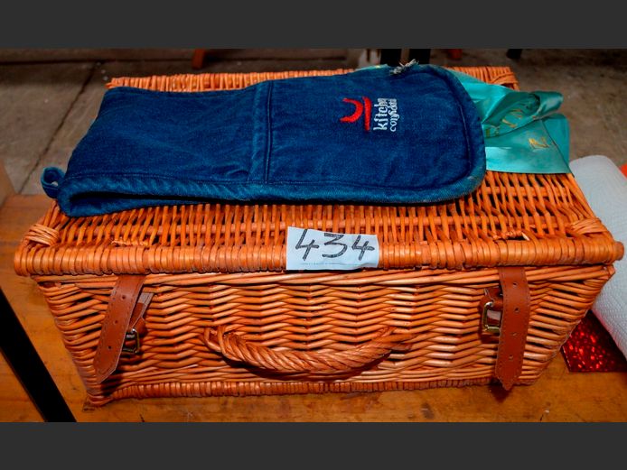 WICKER PICNIC BASKET, 46 x 31 x 20cm [No contents]