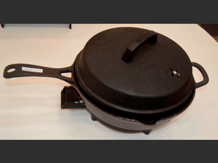 BREVILLE CAST IRON ELECTRIC FRYING PAN [Switches on, untested further]