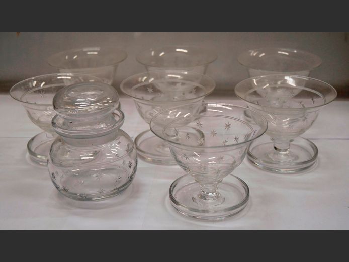 SET OF 7 CRYSTAL DESSERT BOWLS & A MATCHING SWEETS BOWL WITH LID