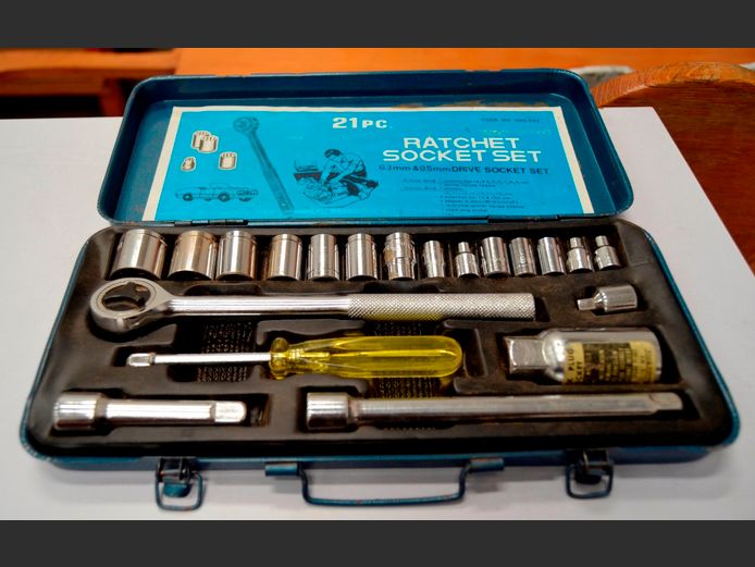 21-PIECE RATCHET SOCKET SET IN CASE