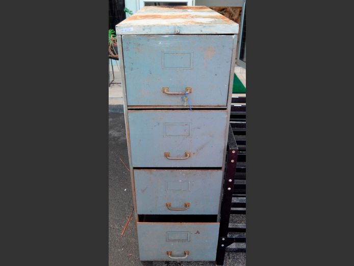 GREY METAL 4-DRAWER FILING CABINET, 63 x 46 x 132cm [Damaged]
