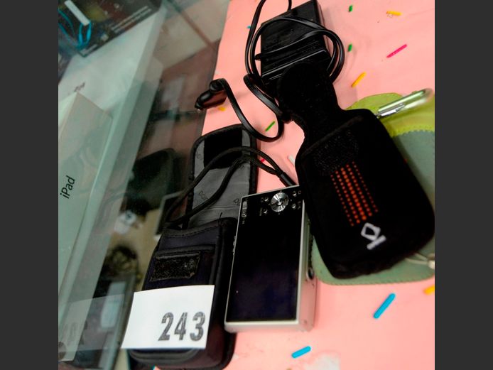 SONY CYBERSHOT CAMERA WITH CHARGER [Untested]