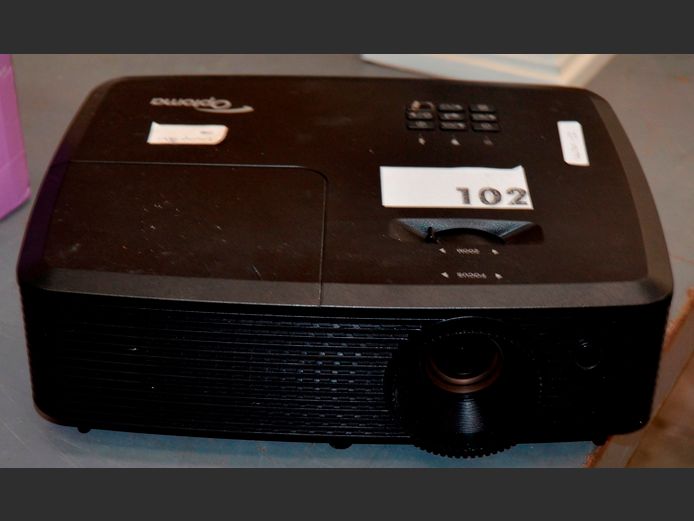 OPTOMA PROJECTOR [Switches on]