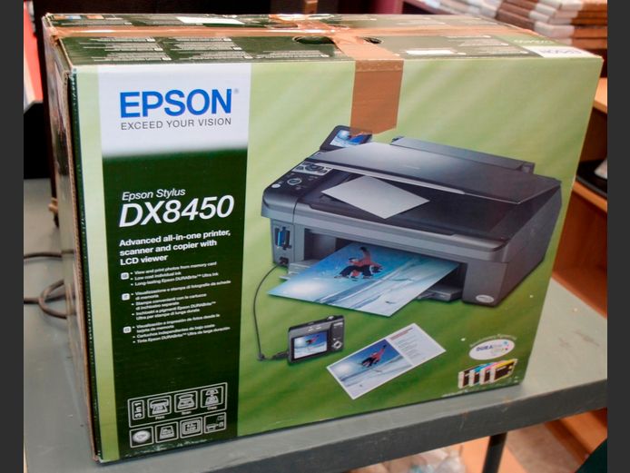 EPSON STYLUS DX8450 PRINTER [Switches on]