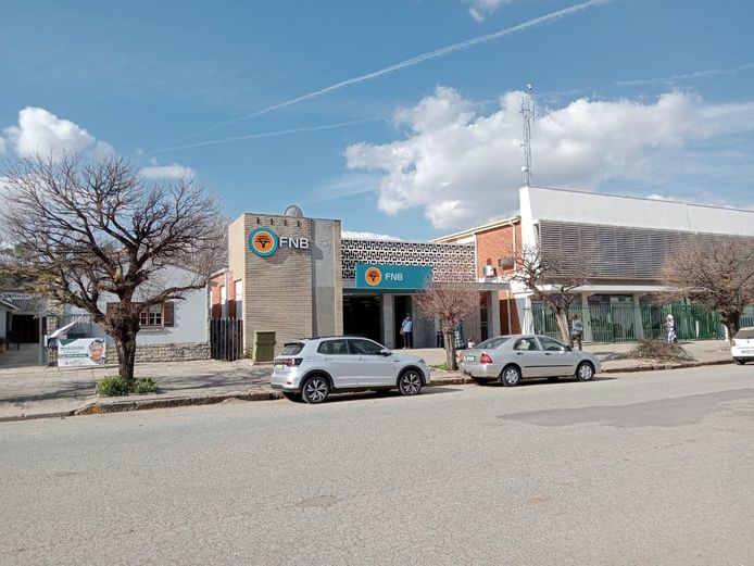 PRIME COMMERCIAL BUILDING • NATIONAL TENANT - FNB • LOW MAINTENANCE • HIGH INCOME