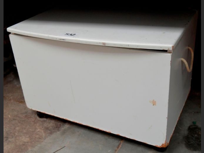 WHITE PAINTED KIST, 70 x 49 x 48cm [Needs some TLC]