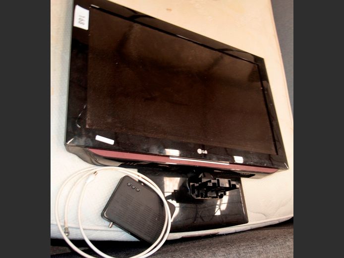 LG 32" LCD TV [Switches on, Untested further] ### LICENCE PLEASE ###