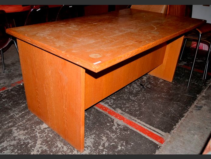 OAK FINISH DESK, 162 x 92 x 74cm [Watermarks & scuffed] [#: 403626922]