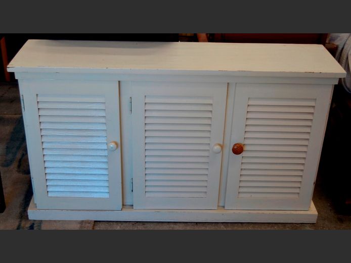 CREAM PAINTED 3 LOUVRE DOOR CUPBOARD, 118 x 32 x 67cm