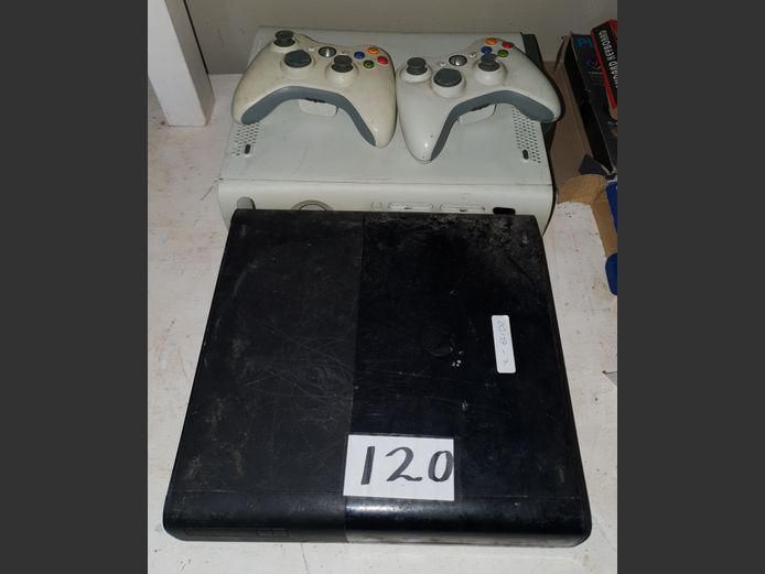 LOT: 2 x XBOX 360 CINSOLES WITH 1 REMOTE [Untested]