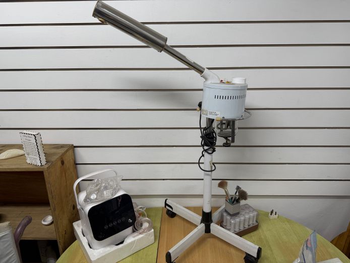 Floor standing facial steamer