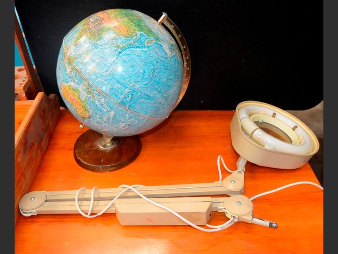WORLD GLOBE & MAGNIFYING LAMP [Switches on, untested further] [7,11]