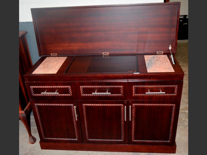 MAHOGANY 3-DOOR, 3-DRAWER SIDEBOARD WITH BUILT-IN SALTON HOTTRAY, 138 x 47 x 90cm [Switches on, untested further]