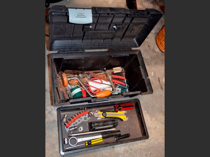 BLACK PLASTIC TOOLBOX WITH CONTENTS, 47 x 25 x 24cm