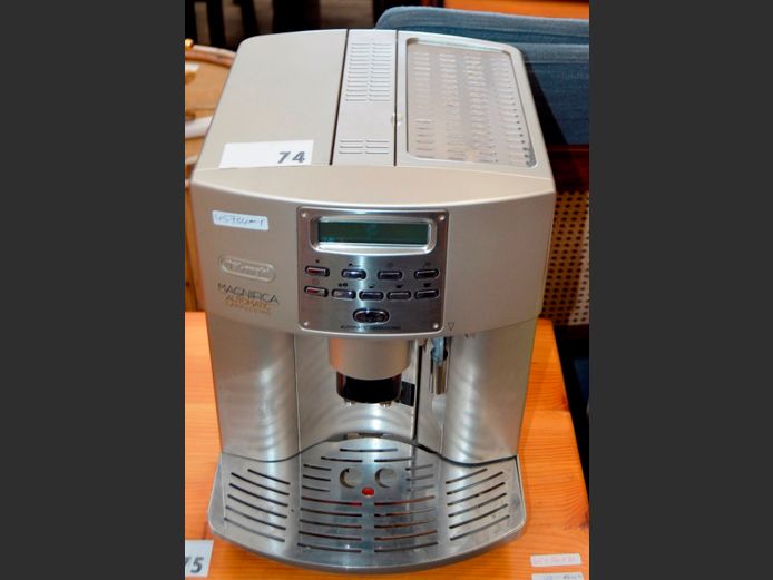 DELONGHI MAGNIFICA AUTOMATIC COFFEE/ CAPPUCCINO MAKER [Switches on, untested further]