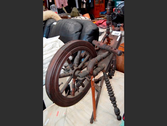 VINTAGE SPINNING WHEEL, 75 x 50 x 73cm [Needs attention]