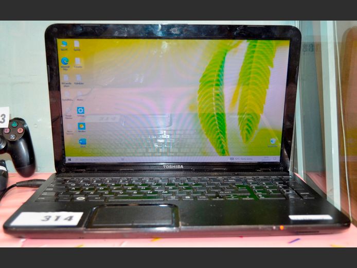 TOSHIBA LAPTOP [Switches on, no battery]