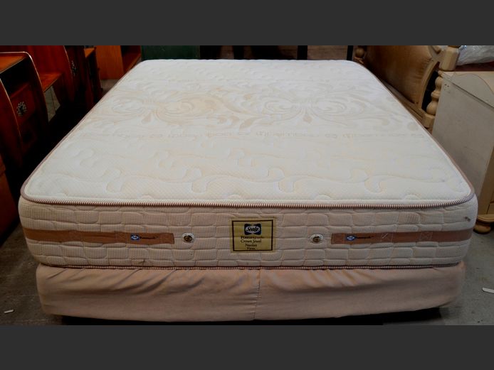 QUEEN SIZE BED BASE & MATTRESS SET, 68 x 53 x 70cm