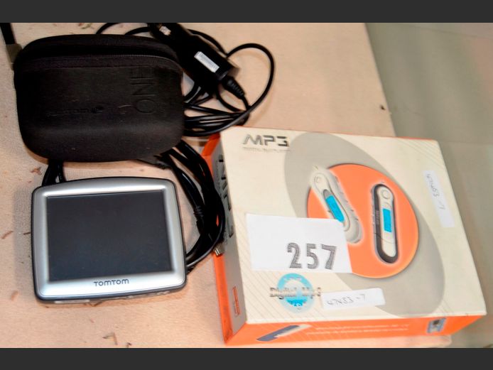 TOMTOM GPS & AN MP3 PLAYER [Untested]
