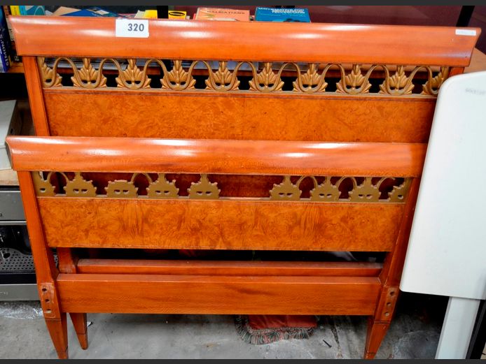 SET WALNUT & MAHOGANY SINGLE HEAD- & FOOTBOARD