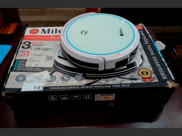MILEX 3-IN-1 ROBOT VACUUM CLEANER [Switches on]