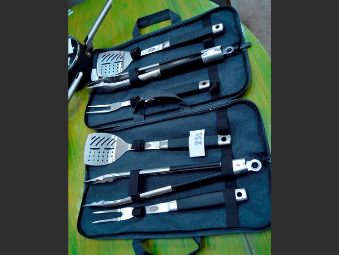 LOT: 2 x BRAAI UTENSIL KITS