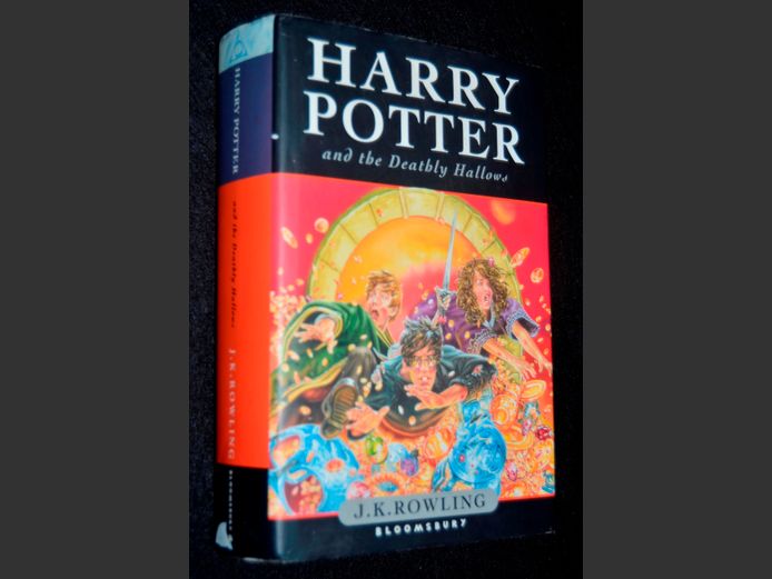 1st EDITION HARRY POTTER & THE DEATHLY HALLOWS HARD COVER [Writing on pages, see 2nd image]