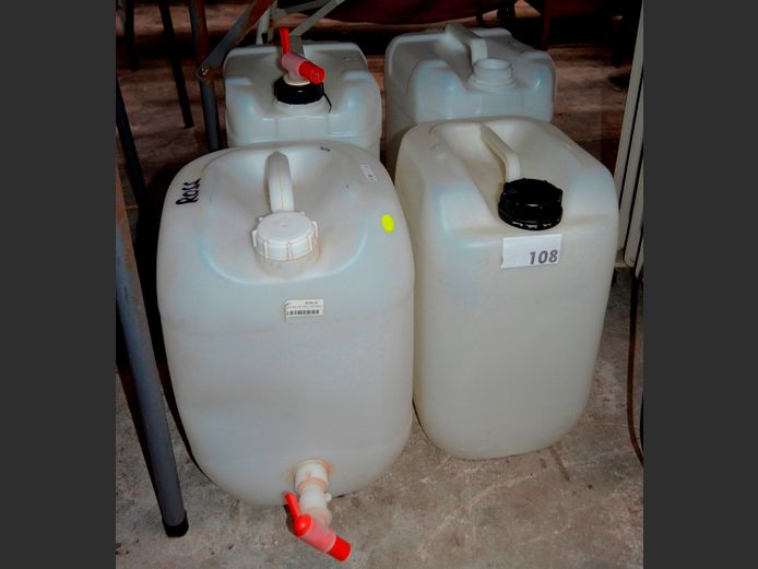 LOT: 4 x WHITE PLASTIC 25 LITRE WATER CONTAINERS