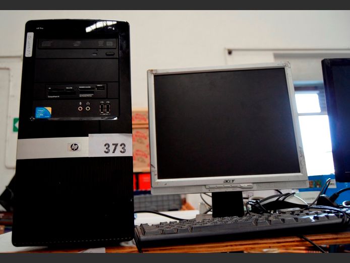 HP INTEL CORE 2 COMPUTER TOWER WITH ACER MONITOR, KEYBOARD & MOUSE [Switches on]