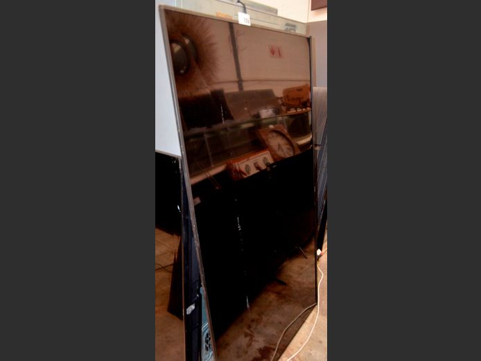 HISENSE 75" TV [Switches on, Screen cracked] ### LICENCE PLEASE ###