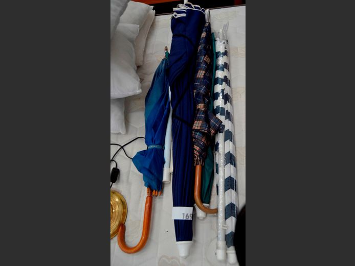 LOT: 5 x UMBRELLAS