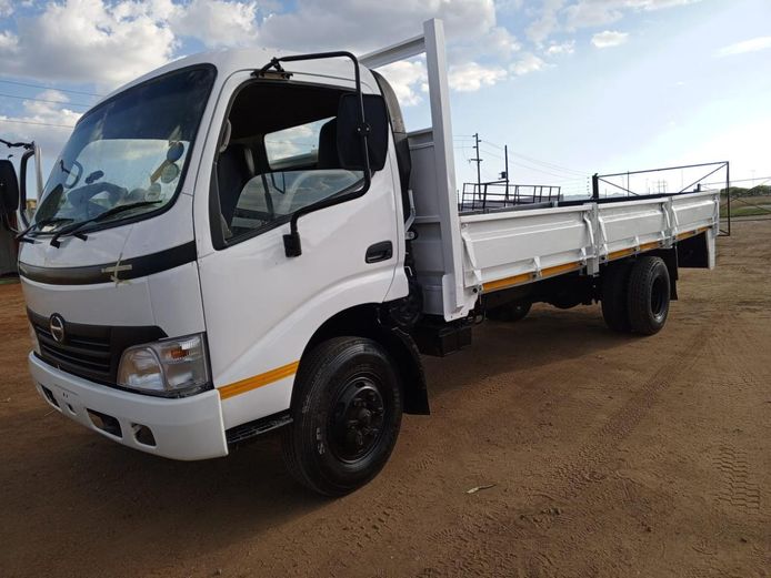 2011 Hino 300 dropside