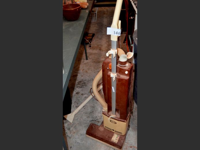 SEBO UPRIGHT VACUUM CLEANER [Switches on, untested further]