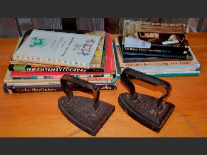 LOT: 2 x VINTAGE CAST IRON IRONS & ASSORTED RECIPE BOOKS