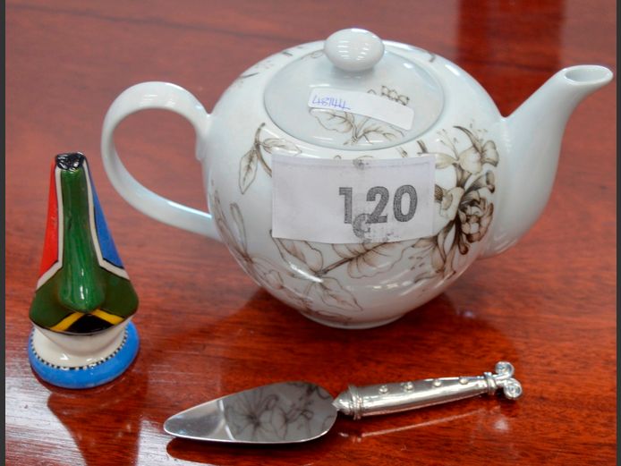 CARROL BOYES CAKE LIFT, SABI CHI LIVING TEAPOT WITH LID, etc
