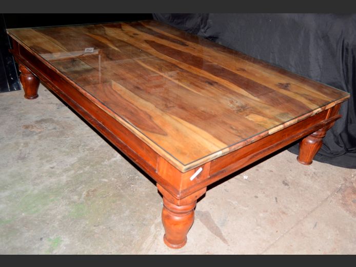 INDONESIAN TEAK COFFEE TABLE WITH GLASS TOP, 149 x 100 x 39cm