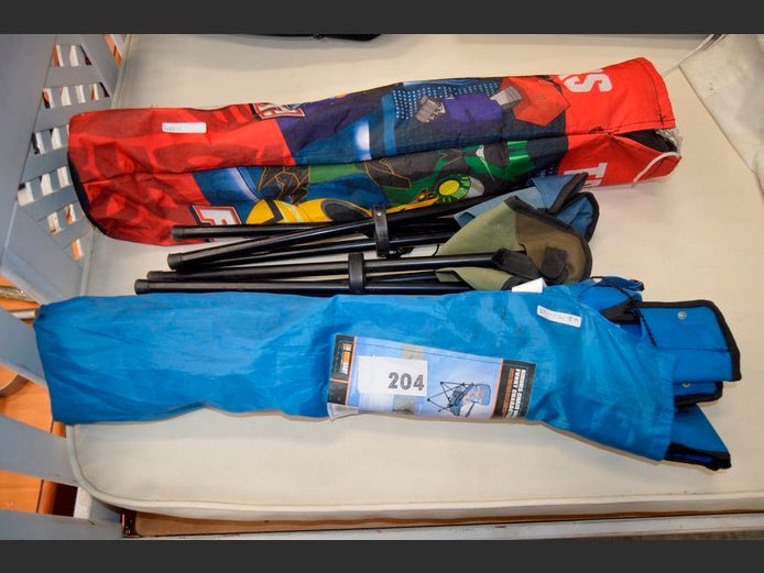 LOT: 2 x CHILDREN'S CAMPING CHAIRS & 2 x CAMPING STOOLS
