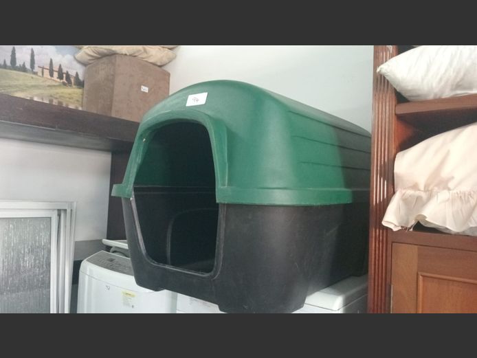 Plastic dog kennel