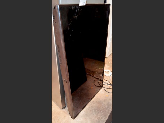 LG 55" L.E.D. TV [Switches on, Screen cracked] ### LICENCE PLEASE ###