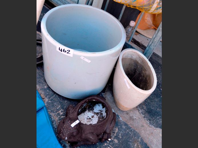 LOT: GREY PLANT POTS & A FROG