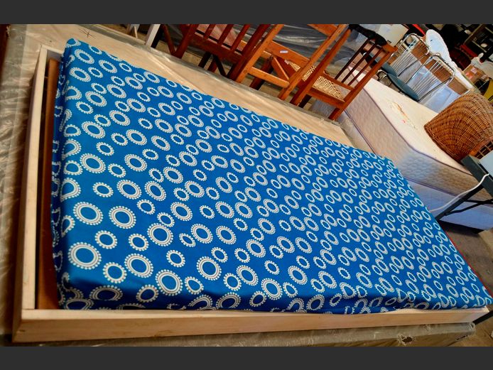 WHITE SINGLE DIVAN WITH BLUE FOAM MATTRESS [No feet]