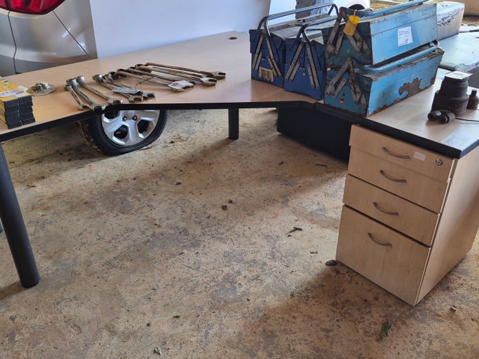 L -SHAPE DESK