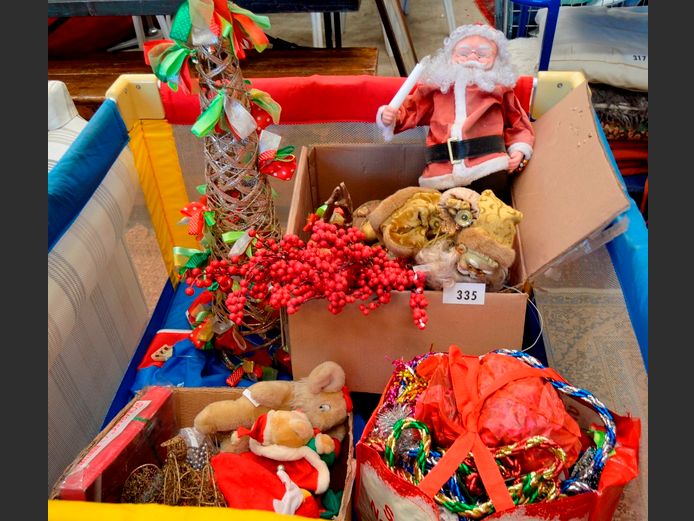 ASSORTED CHRISTMAS DECORATIONS